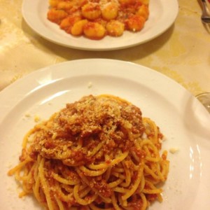 Spaghetti al ragu e gnocchi